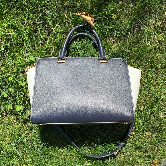 💘 Host Pick 💘 MK Sylvia Medium Crossgrain Leather Satchel - Picture 8 of 9